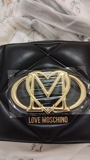 MOSCHINO 金屬Logo菱格紋斜背包 黑-video